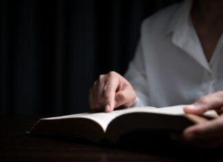 Brasil tem mais estabelecimentos religiosos que hospitais e escolas, aponta IBGE