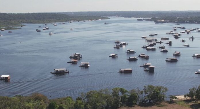 flutuantes-no-taruma-em-manaus-foto2-william-duarte-rede-amazonica