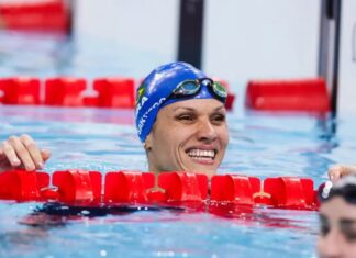 Carol Santiago ganha prata nos 100 metros peito e faz história em Paris