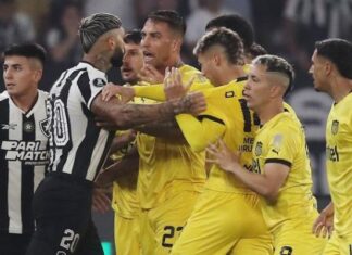 Após sofrer goleada histórica, Jogador do Peñarol detona gramado sintético do Nilton Santos