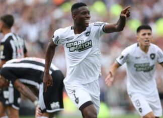 Com um a menos, Botafogo vence o Atlético MG e é campeão da Libertadores