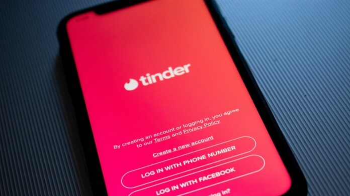 Como-iniciar-uma-conversa-no-Tinder-Requisitos-Dicas-kon-karampelas-unsplash