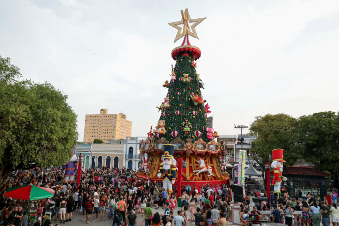 Cultura_O-Mundo-Encantado-do-Natal-2024-Largo_1_Alex-Pazuello