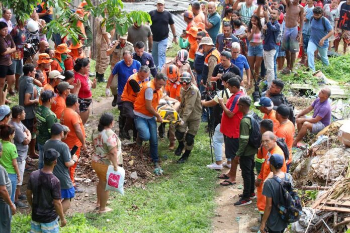 Governo-do-Amazonas-mobiliza-operacao-de-resgate-de-vitimas-de-deslizamento-de-terra-no-bairro-Redencao-1_Foto-Arthur-Castro-Secom
