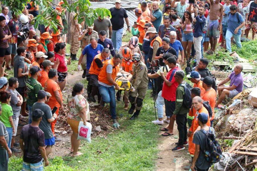 Governo-do-Amazonas-mobiliza-operacao-de-resgate-de-vitimas-de-deslizamento-de-terra-no-bairro-Redencao-1_Foto-Arthur-Castro-Secom