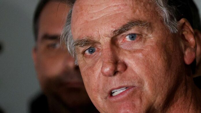 o-ex-presidente-jair-bolsonaro-fala-com-reporteres-no-aeroporto-de-brasilia-1732750325660_v2_900x506