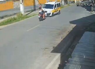 VÍDEO: Motoqueira é arremessada e morre ao bater de frente com van escolar enquanto usava o celular