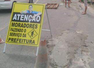 Moradores de Petrópolis fazem tapa-buracos por conta própria e instalam placa de protesto contra David Almeida