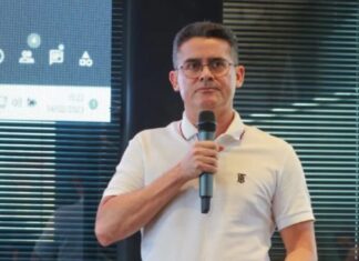 Profissionais da saúde protestam contra David Almeida por descumprir acordo e ignorar aprovados em concurso