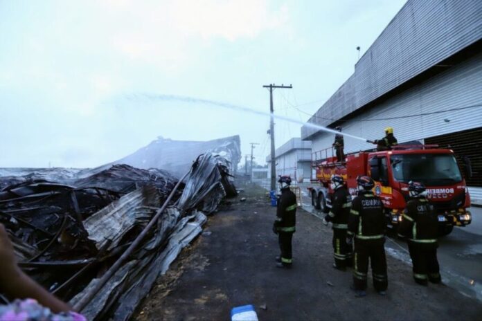 Em-menos-de-48-horas-Corpo-de-Bombeiros-do-Amazonas-elimina-todos-os-focos-de-incendio-da-ocorrencia-nas-empresas-do-Distrito-Industrial-2_Foto-Paula-Pessoa-UGPE-2-1024x683