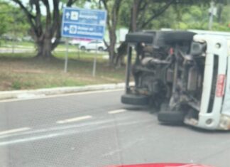 Caminhão baú capota na Avenida Santos Dumont e causa engarrafamento no Tarumã em Manaus