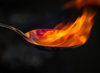 Mãe é presa por queimar filhas com colher quente