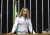 Deputada trans defende PL que reconhece dupla maternidade para mulheres lésbicas