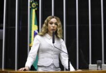 Deputada trans defende PL que reconhece dupla maternidade para mulheres lésbicas