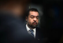 Tribunal Superior Eleitoral inicia julgamento que pode tornar Cláudio Castro inelegível