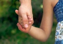 Pai abandona a filha no Conselho Tutelar após jovem incendiar a própria casa