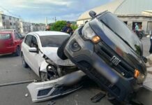 Carro fica sobre outro após colisão no Santa Etelvina na Zona Norte de Manaus