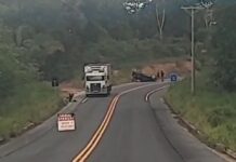 Veículo fica de ponta-cabeça após capotamento na rodovia Manaus-Itacoatiara