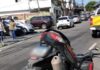 Motociclista cai em buraco na Praça 14 e tem moto destruída em Manaus