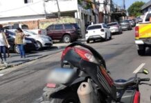 Motociclista cai em buraco na Praça 14 e tem moto destruída em Manaus