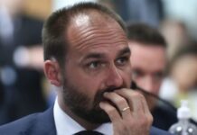 Polícia Federal determina retorno imediato de Eduardo Bolsonaro a cargo de escrivão