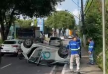 Carro da Águas de Manaus capota e causa congestionamento na Zona Oeste
