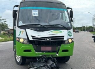 Acidente frontal entre moto e micro-ônibus deixa motociclista em estado grave em Manaus
