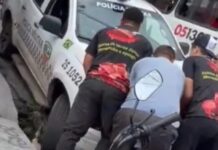 Viatura da PM cai em cratera e é retirada com ajuda de moradores na Zona Oeste de Manaus
