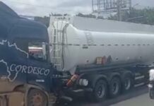 Engavetamento com carretas bloqueia Avenida Torquato Tapajós em Manaus