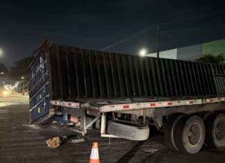 Motorista sai ileso após tombamento de contêiner em Manaus