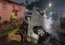 Veículo é engolido por cratera na Zona Norte de Manaus