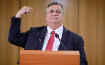 Ministro Flávio Dino proíbe novas leis que permitam penduricalhos acima do teto