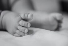 Justiça condenada a 40 anos de prisão mãe que matou a própria filha de 1 ano