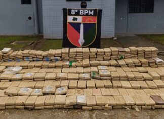 Suspeitos reagem à abordagem policial, fogem pelo rio e abandonam 800 kg de entorpecentes no AM