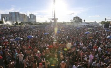 Carnaval 2026 no DF: blocos arrastam multidões neste domingo com programação diversa