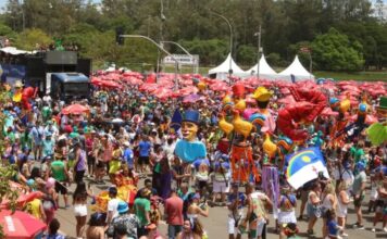 Pabllo Vittar e grupo de K-Pop Nmixx animam foliões em São Paulo