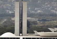 Lula sanciona reajuste salarial para servidores do Legislativo com vetos a “penduricalhos”