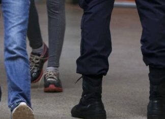 Alunos de escola cívico-militar no DF são punidos com flexões e PMs são afastados