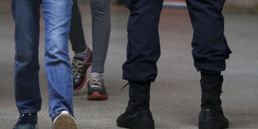 Alunos de escola cívico-militar no DF são punidos com flexões e PMs são afastados