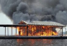 Fogo atinge e destrói flutuante na região do Tarumã-Açu, em Manaus