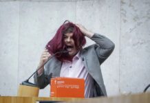 Vereador faz ato com batom e peruca e ataca projeto sobre misoginia