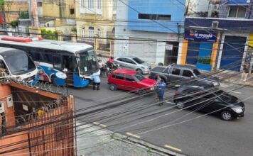Acidente com ônibus de rota causa congestionamento no Centro de Manaus