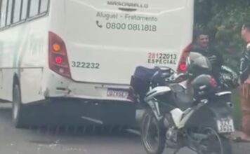 Ônibus sobe em canteiro durante colisão e deixa trânsito lento no Distrito Industrial em Manaus