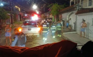 Motorista escapa com ferimentos leves após carro capotar no Flores em Manaus