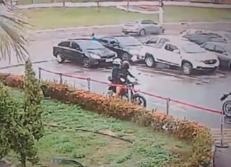 Câmera flagra colisão frontal entre dois carros no Distrito Industrial em Manaus