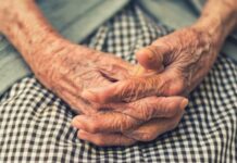 Idosa de 72 anos é presa por furtar carne e jiló em supermercado