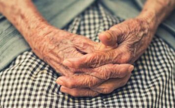 Idosa de 72 anos é presa por furtar carne e jiló em supermercado