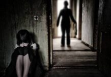 Mãe é presa por permitir que filha suportasse agressões do padrasto; menina era forçada a ajoelhar sobre caroços de feijão