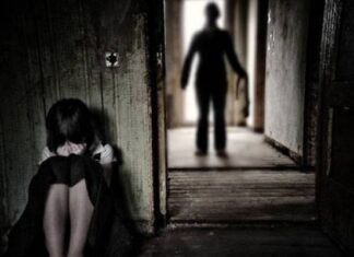 Mãe é presa por permitir que filha fosse agredida pelo padrasto; menina era forçada a ajoelhar em caroços de feijão