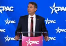 Nos EUA, Flávio Bolsonaro compara pai a Trump, critica Lula e diz liderar corrida eleitoral